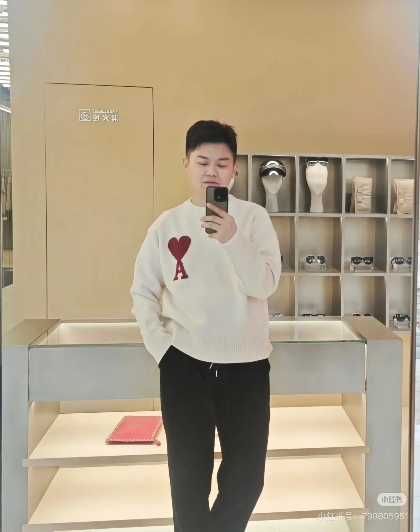 [Upper body picture] Ami Red love crew neck sweater